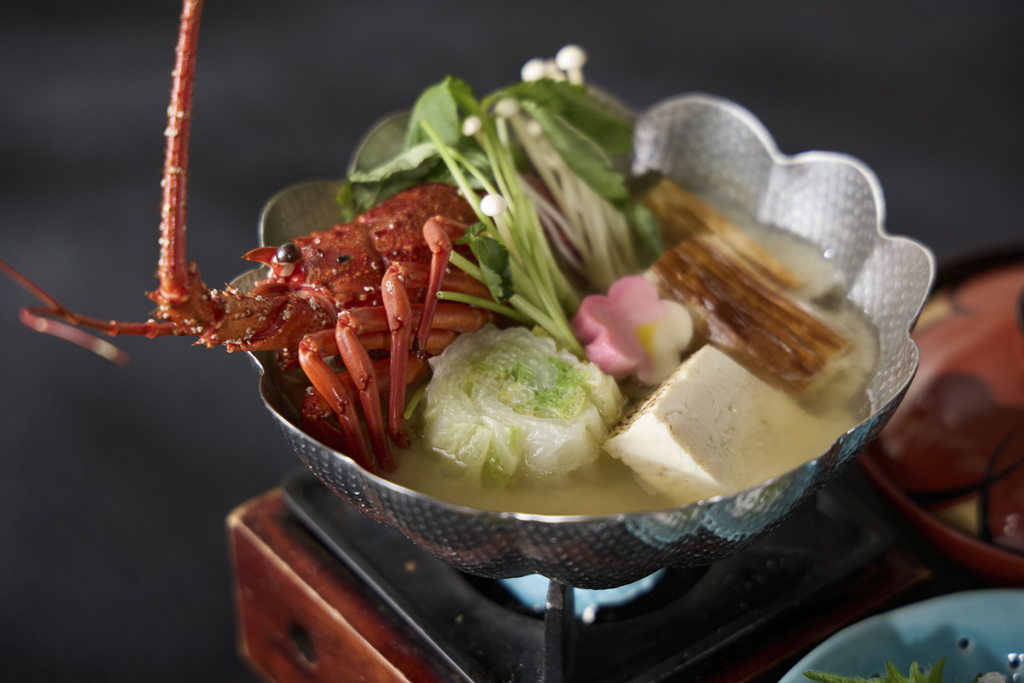 伊勢海老の焼香る白鍋